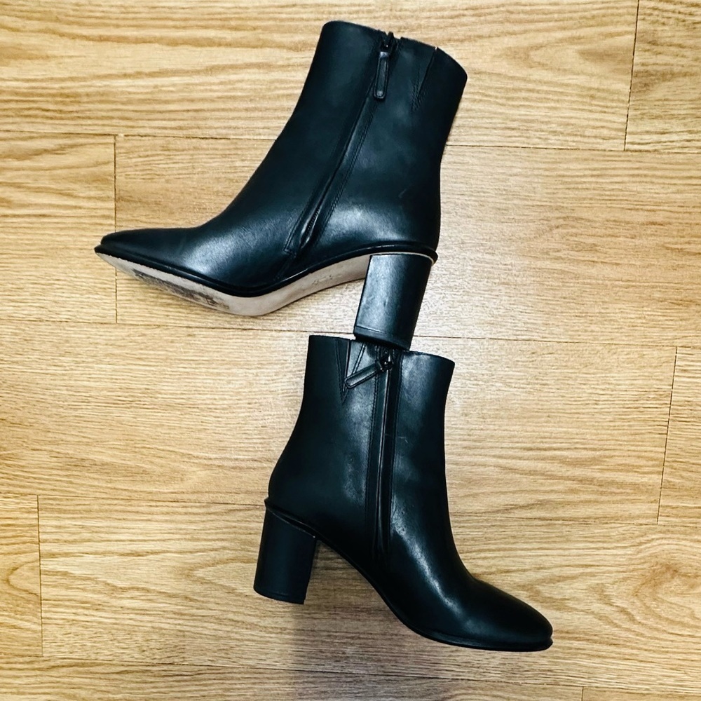 Tory Burch
HEELED BLACK ANKLE LEATHER BOOT - Picture 4 of 14